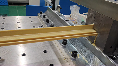 注胶机：聚氨酯拉挤工艺的“心脏系统”